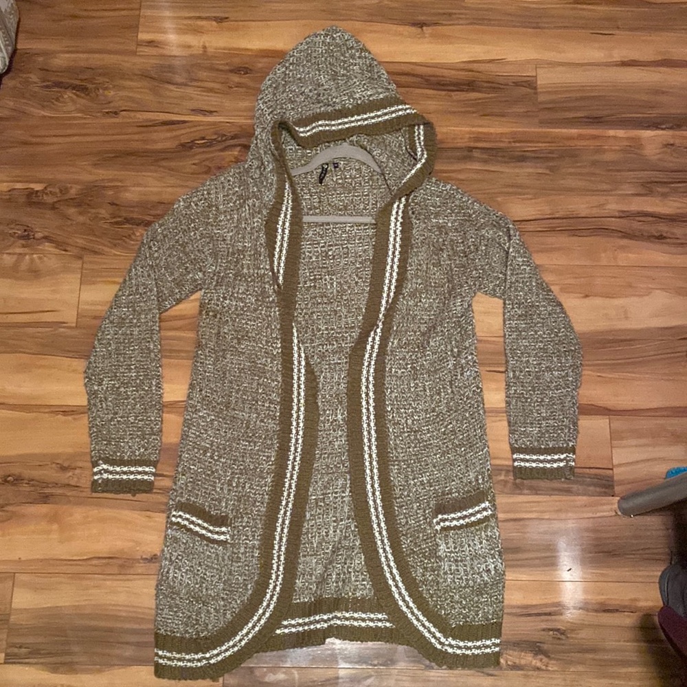 Grunge style hooded sweater!
